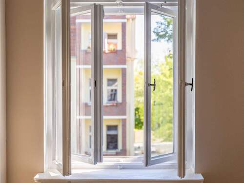 Titelbild - Repräsentativer Altbauflair: Originaler Stuck & Kachelofen aus der Gründerzeit