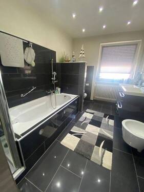 Bild 1 - Großzügige 4-Zimmer-Wohnung im sanierten Zustand - sofort bezugsfrei