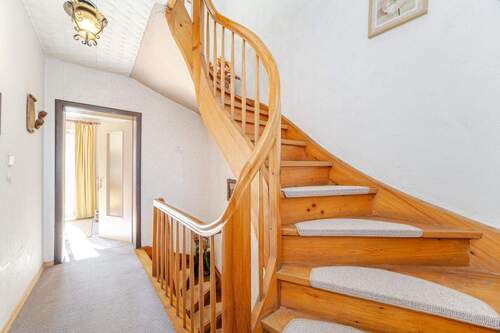 Flur mit Treppenaufgang - 