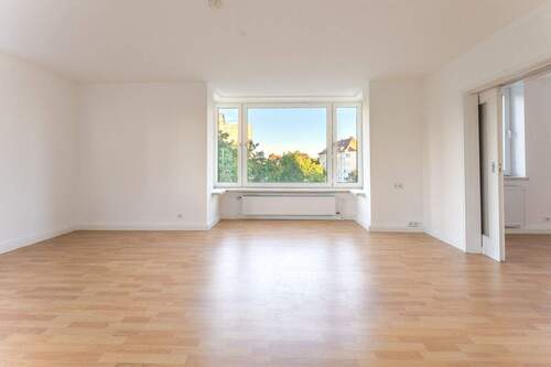 Wohnzimmer mit Erker und Zugang zum Nebenzimmer - 