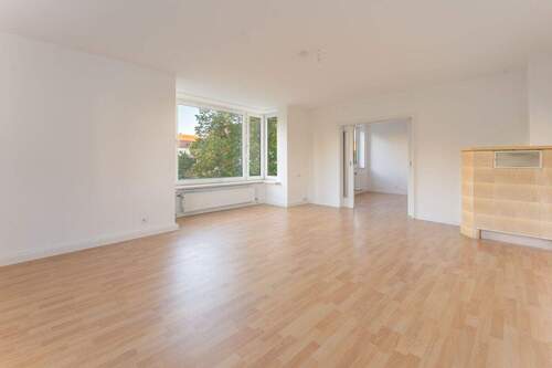 Wohnzimmer mit Erker und Zugang zum Nebenzimmer - 