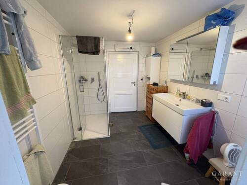 Badezimmer OG - Mehrfamilienhaus, Wohnhaus mit 239,00 m² in Lorch zum Kaufen