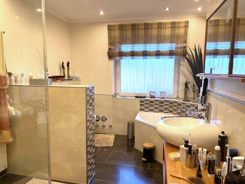 Elternbadezimmer im Obergeschoss - 