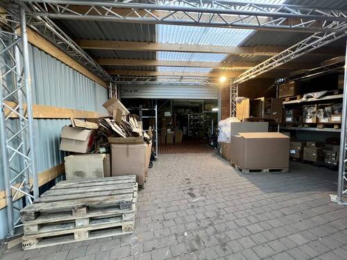 Warenannahme und Lagerhalle - 