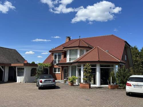 Frontansicht Wohnhaus - 7 Zimmer Einfamilienhaus zum Kaufen in Vlotho
