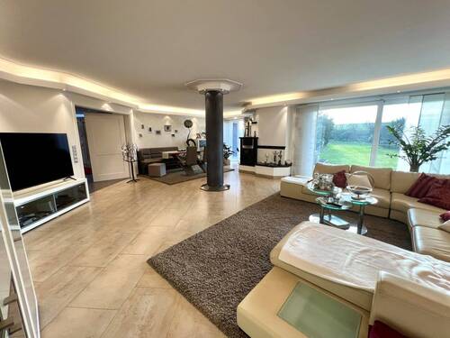 Wohnzimmer mit Zugang zum Garten - 