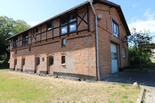 Seitenansicht mit Garagentor - Mehrfamilienhaus, Wohnhaus mit 263,00 m&sup2; in Hohenfelde zum Kaufen