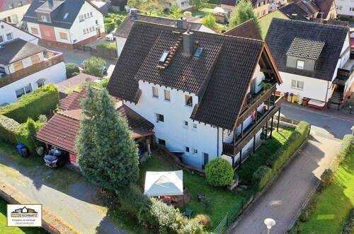 Luftbild - Rarität: Zwei Wohnungen - ein Preis. Wohnen, wo andere Urlaub machen, mit Garten & Carport