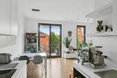 Essbereich mit Zugang zum Balkon - Neubauwohnung zwischen Nollendorfplatz und Landwehrkanal