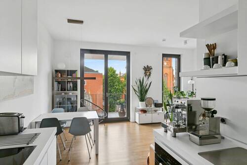 Essbereich mit Zugang zum Balkon - Neubauwohnung zwischen Nollendorfplatz und Landwehrkanal