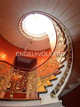 Hausflur mit Blick zur Wohnungstür - 2 Zimmer Etagenwohnung in Potsdam