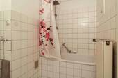 Badezimmer mit Duschwanne - 