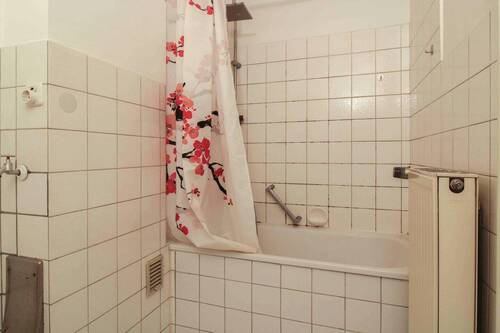 Badezimmer mit Duschwanne - 
