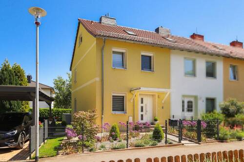 Außenansicht - +++ Traumhaftes Reihenendhaus! - mit wunderschönem Garten, Terrasse und Carport in Freital +++
