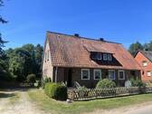 Vorder- und Seitenansicht - 8 Zimmer Mehrfamilienhaus, Wohnhaus zum Kaufen in Lüchow