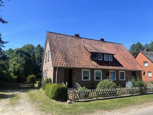 Vorder- und Seitenansicht - 8 Zimmer Mehrfamilienhaus, Wohnhaus zum Kaufen in Lüchow