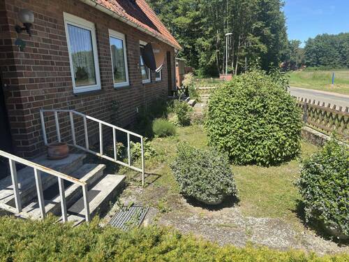 Vorgarten mit den beiden Hauseingängen - 8 Zimmer Mehrfamilienhaus, Wohnhaus in Lüchow