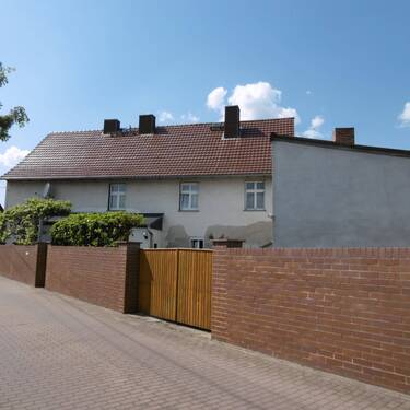 Seitenansicht mit Einfahrt - 