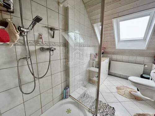 DG Bad Blick Richtung Fenster - 