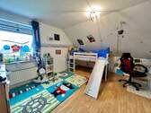 Kinderzimmer 1 Blick Richtung Fenster - 