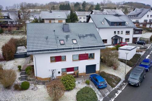Blick Richtung Garage - 8 Zimmer Mehrfamilienhaus, Wohnhaus zum Kaufen in Hallenberg