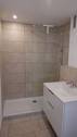 Bad mit bodeneberner Dusche mit Glaswand - 