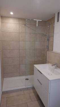 Bad mit bodeneberner Dusche mit Glaswand - 