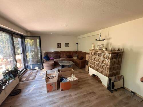 11 Wohnzimmer mit Kachelofen - 
