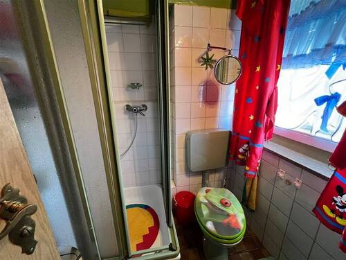 Bad mit Dusche + Fenster - 