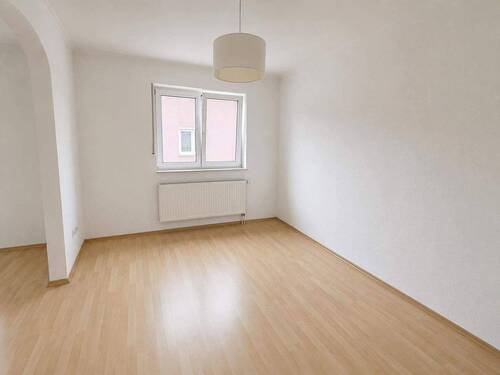 Schlafzimmer mit Zugang zum Ankleidebereich - Etagenwohnung mit 90,00 m&sup2; in Rimpar zum Kaufen
