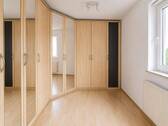 Ankleide vom Schlafzimmer aus zugänglich - 