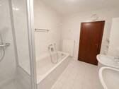 Bad mit Dusche und Wanne - 