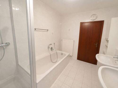 Bad mit Dusche und Wanne - 