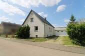 Ansicht mit Garage - 