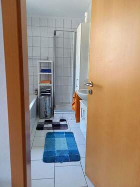 Bad mit Wanne und Dusche - 