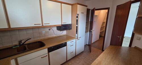 funktionale Einbauküche mit Speisekammer - 