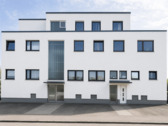  Außenansicht gestaged - 'Großzügige 6-Zimmer-Wohnung aus zwei verbundenen Einheiten mit separatem Office und Garten'