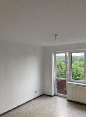 Wohnzimmer - Renovierungsbedürftige, günstige 1- Zimmer Wohnung