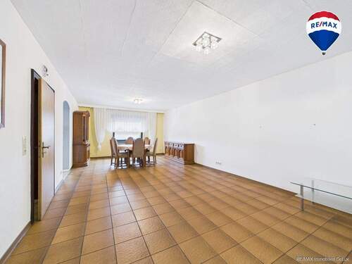 RE/MAX Immobilien DeLux Einfamilienhaus Körprich Wohnzimmer - 