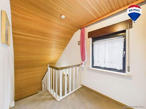 RE/MAX Immobilien DeLux Einfamilienhaus Körprich Flur - 