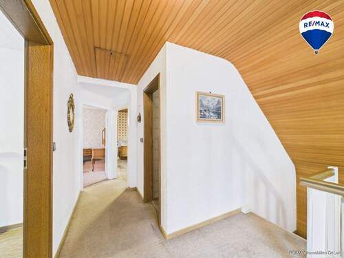 RE/MAX Immobilien DeLux Einfamilienhaus Körprich Flur - 