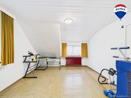 RE/MAX Immobilien DeLux Einfamilienhaus Körprich Schlafzimmer - 