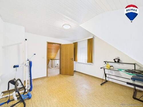 RE/MAX Immobilien DeLux Einfamilienhaus Körprich Schlafzimmer - 