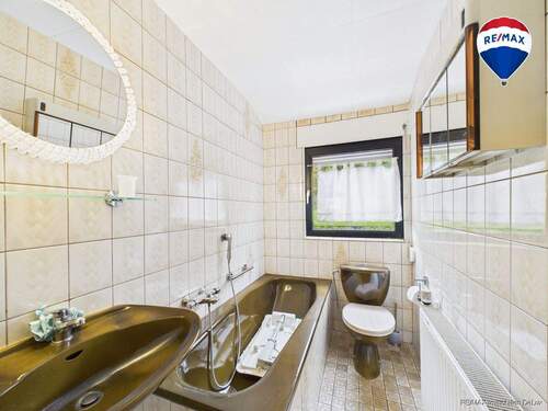 RE/MAX Immobilien DeLux Einfamilienhaus Körprich Badezimmer - 