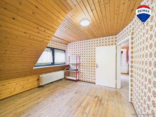 RE/MAX Immobilien DeLux Einfamilienhaus Körprich Schlafzimmer - 