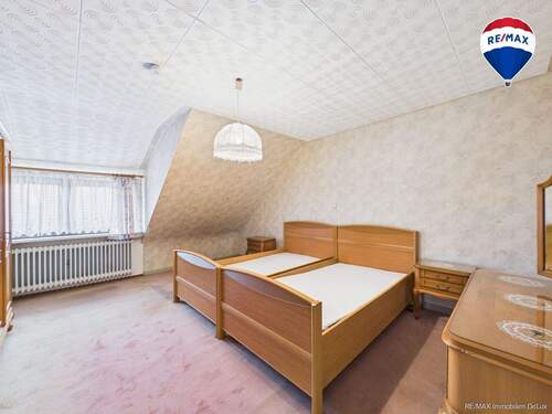 RE/MAX Immobilien DeLux Einfamilienhaus Körprich Schlafzimmer - 