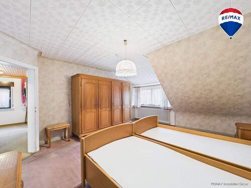RE/MAX Immobilien DeLux Einfamilienhaus Körprich Schlafzimmer - 