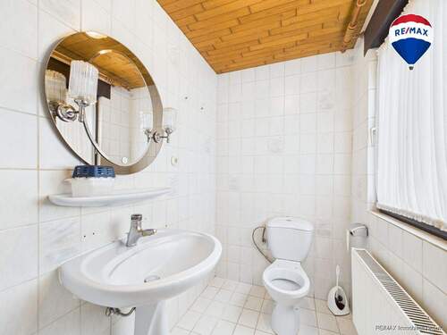 RE/MAX Immobilien DeLux Einfamilienhaus Körprich Gäste-WC - 