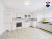 RE/MAX Immobilien DeLux Einfamilienhaus Körprich Küche - 