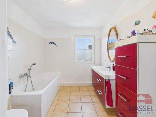 Familienbadezimmer mit Badewanne - 